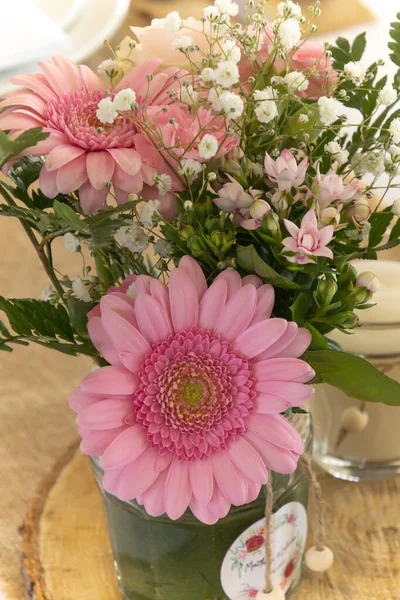 Букет Квітів Весільному Столі — стокове фото