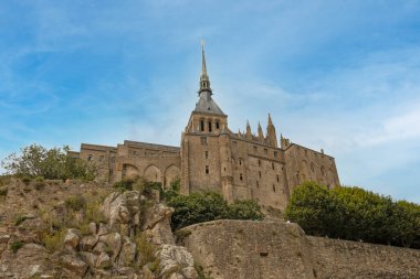 Mont Saint-Michel 'in mavi gökyüzü manzarası
