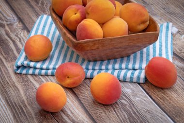 Bir tabakta birkaç kayısı.