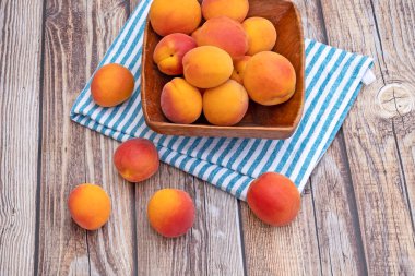 Bir tabakta birkaç kayısı.