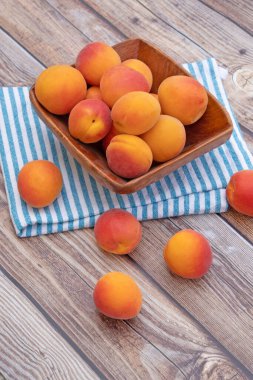 Bir tabakta birkaç kayısı.