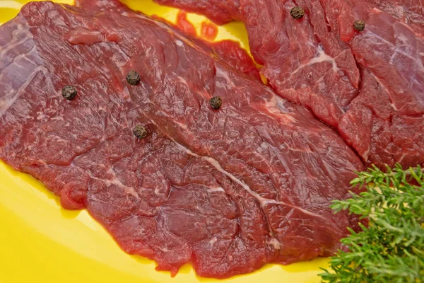 Rohe Flank Steaks Auf Einem Teller — Stockfoto