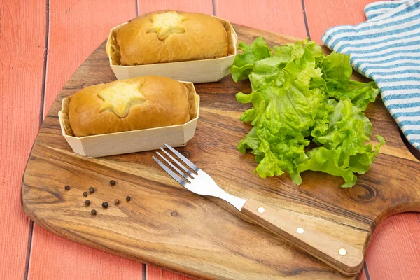 Small Brioche Sausage Cutting Board — Stock Photo, Image