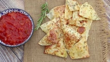 Masadaki tortilla yığını
