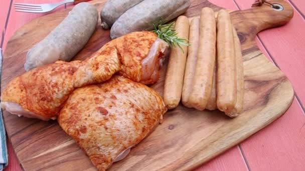 Geassorteerde Barbecue Vlees Snijplank — Stockvideo