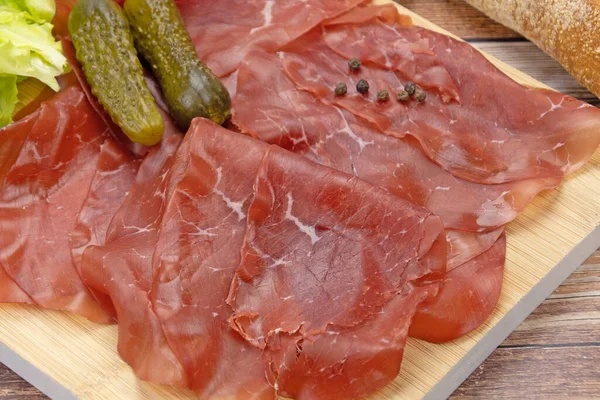 Bresaola Szeletek Vágódeszkán — Stock Fotó