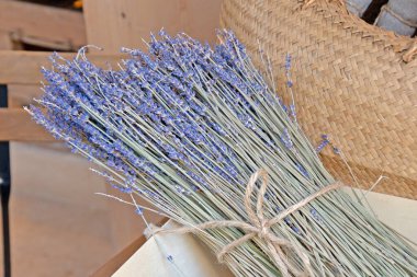 Hasır çantada kuru lavanta çiçekleri 