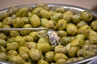 Bir kasede yeşil zeytin 