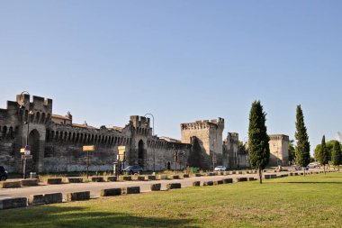 Avignon şehrinin surlarının manzarası