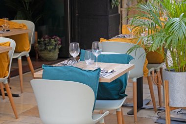 Yazın bir restoran terası.