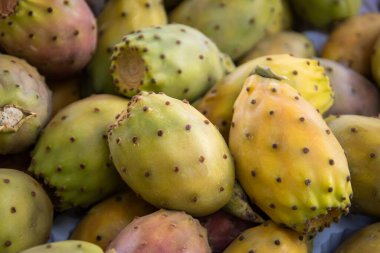 Bir pazar yerinde birkaç dikenli armut.