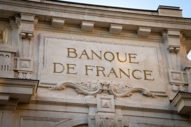 Fransa bankasının ön cephesinde Fransız bankasıyla 