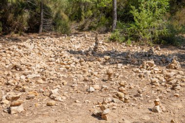 Rustrel 'deki Colorado Provenal sahasında küçük çakıl yığınları)