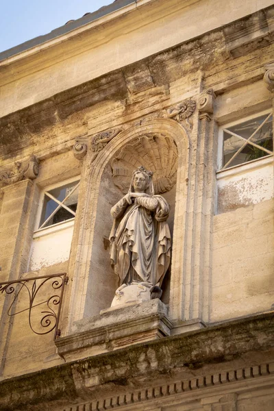 Posąg Fasadzie Domu Mieście Avignon — Zdjęcie stockowe