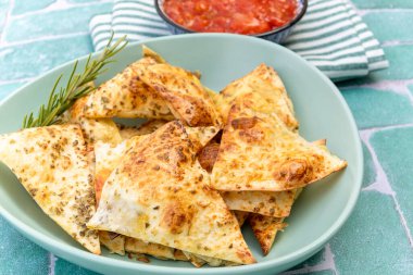 Meksika usulü domates soslu baharatlı ve otlu tortilla.