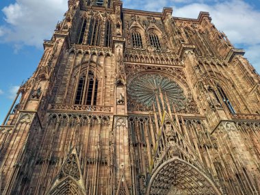 Strasbourg şehrinin katedralinin ön cephesi