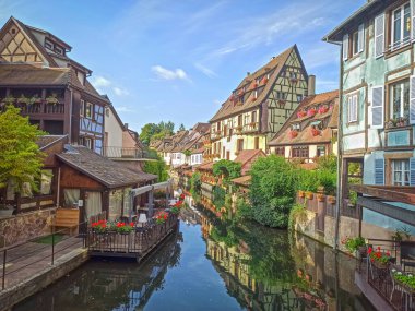 Strazburg 'daki bir nehrin yakınındaki Alsas evleri