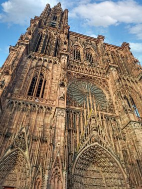 Strasbourg şehrinin katedralinin ön cephesi