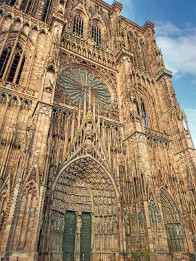 Strasbourg şehrinin katedralinin ön cephesi