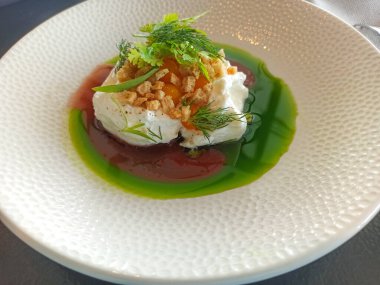 Tabağında yeşil sosla Mozzarella di Bufala Campana