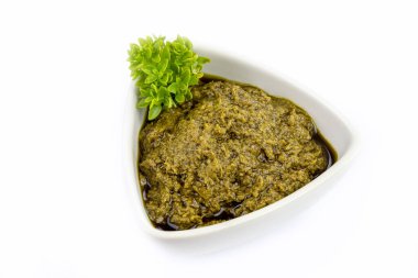 pesto çanağı beyaz arkaplanda yakın plan