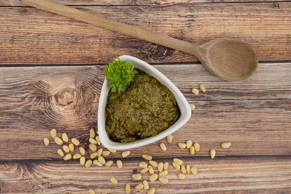 Plato Salsa Pesto Una Mesa Madera — Foto de Stock