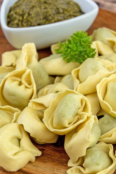 Kesme Tahtasındaki Çiğ Tortellini Yığını — Stok fotoğraf