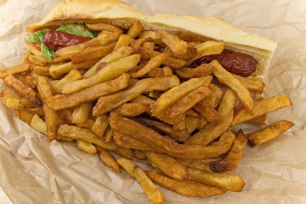 샌드위치를 곁들인 감자튀김 — 스톡 사진