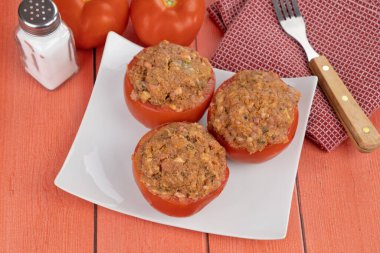 Doldurulmuş domates tabakta hazır.