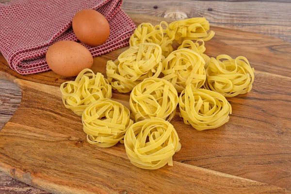 Tagliatelle Crude Tagliere — Foto Stock