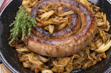 Kızarmış Toulouse sosisi ve haşlanmış lahana.