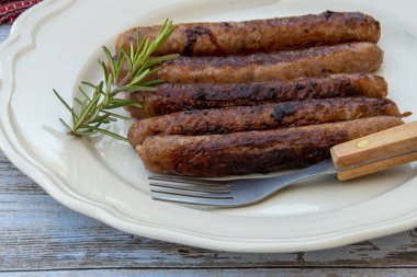 Tabakta ızgara chipolata sosisi.