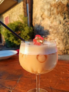 Buzlu kremalı Pia Colada kokteyli.