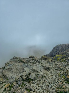İskoçya 'nın dağlık manzarası Göl manzaralı ve alçak bulutlu