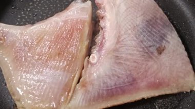 Tavada pişmiş taze paten kanatları.