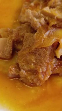 İşkembe pişmiş Lyonnaise stili.