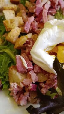 Geleneksel Lyonnaise salatası ve rafadan yumurta.