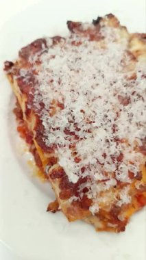 Rendelenmiş peynirli bolonez.