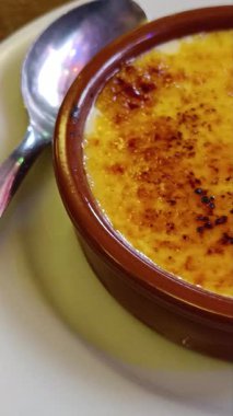 Geleneksel creme brulee bir ramekin içinde servis edilir