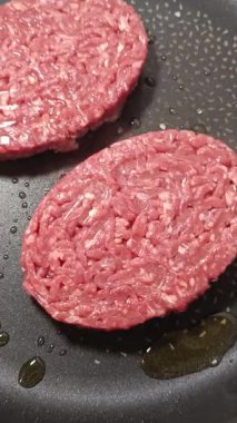 Sıcak yağlı tavada kıymalı börek pişiriliyor.