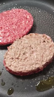 Sıcak yağlı tavada kıymalı börek pişiriliyor.