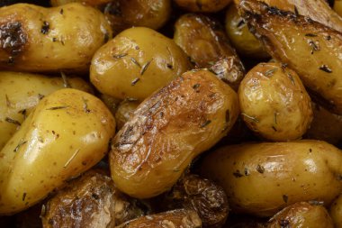 Tavada kavrulmuş patates