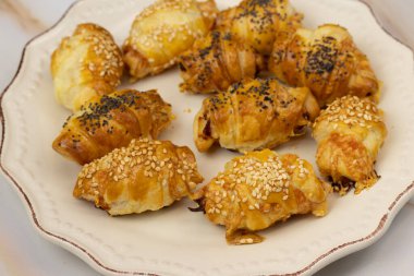 Aperatif olarak susam ve haşhaşlı börek.