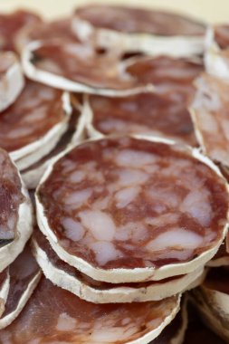 Sanatsal sosisi kapat.