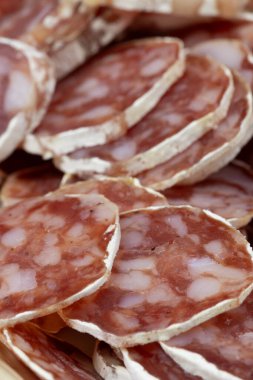 Sanatsal sosisi kapat.