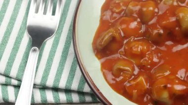 Domates soslu Yunan usulü mantarlar