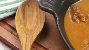 Baharatlı sosta kaynatılmış sığır kebabı.