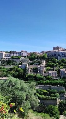 Provence 'deki Gordes' un tepedeki köyü mavi bir gökyüzünün altında.