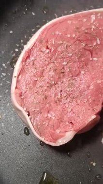 Pişirmenin başında çiğ et filetosu