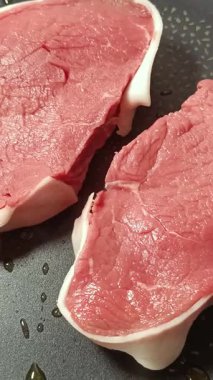 Tavada pişen çiğ et turnuvaları.